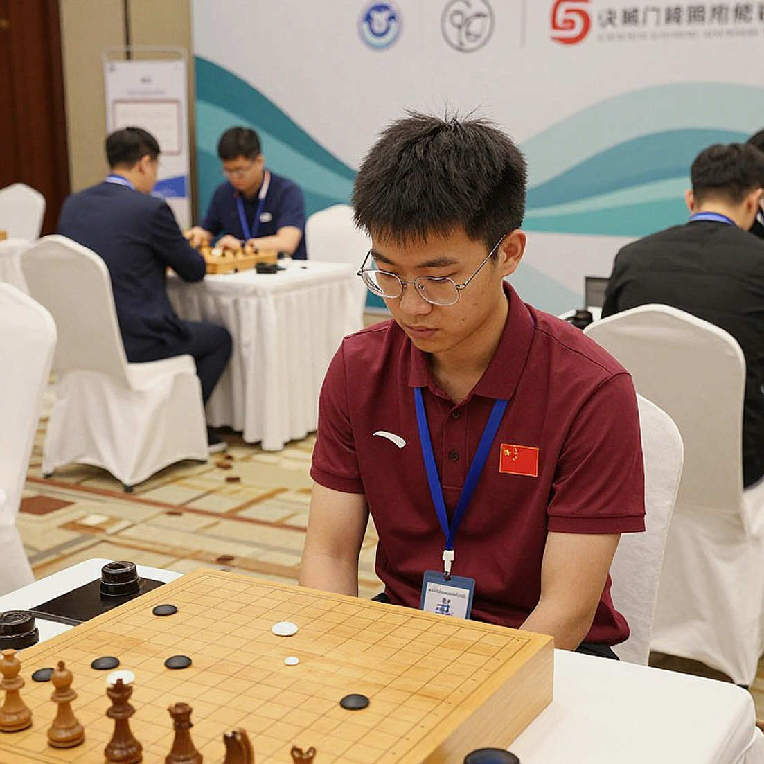 ख़ाली बोर्ड, भारी हेडलाइन: FIDE की कुर्सी पर ग़लत नाम और फ्रिट्ज़ 20 का विज्ञापन